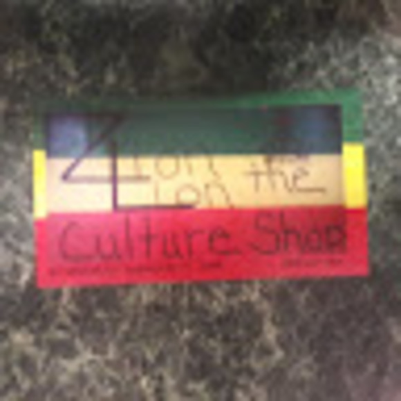 Meet your Posher, Tamera - Picture 1 of 2